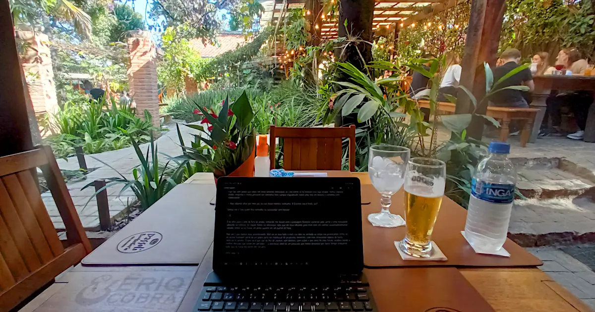 Foto do tablet Samsung S6 Lite com teclado Bluetooth sobre mesa da padaria Passeli Boulangerie em Belo Horizonte, Minas Gerais.