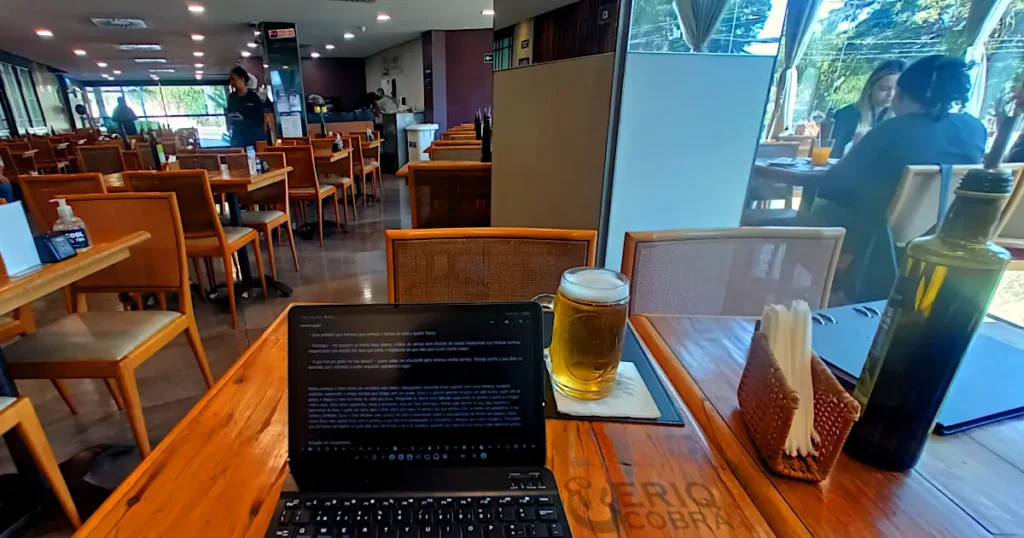 Foto do tablet Samsung S6 Lite com teclado Bluetooth sobre mesa do Café e Pizzaria Verdemar na Pampulha, Minas Gerais.