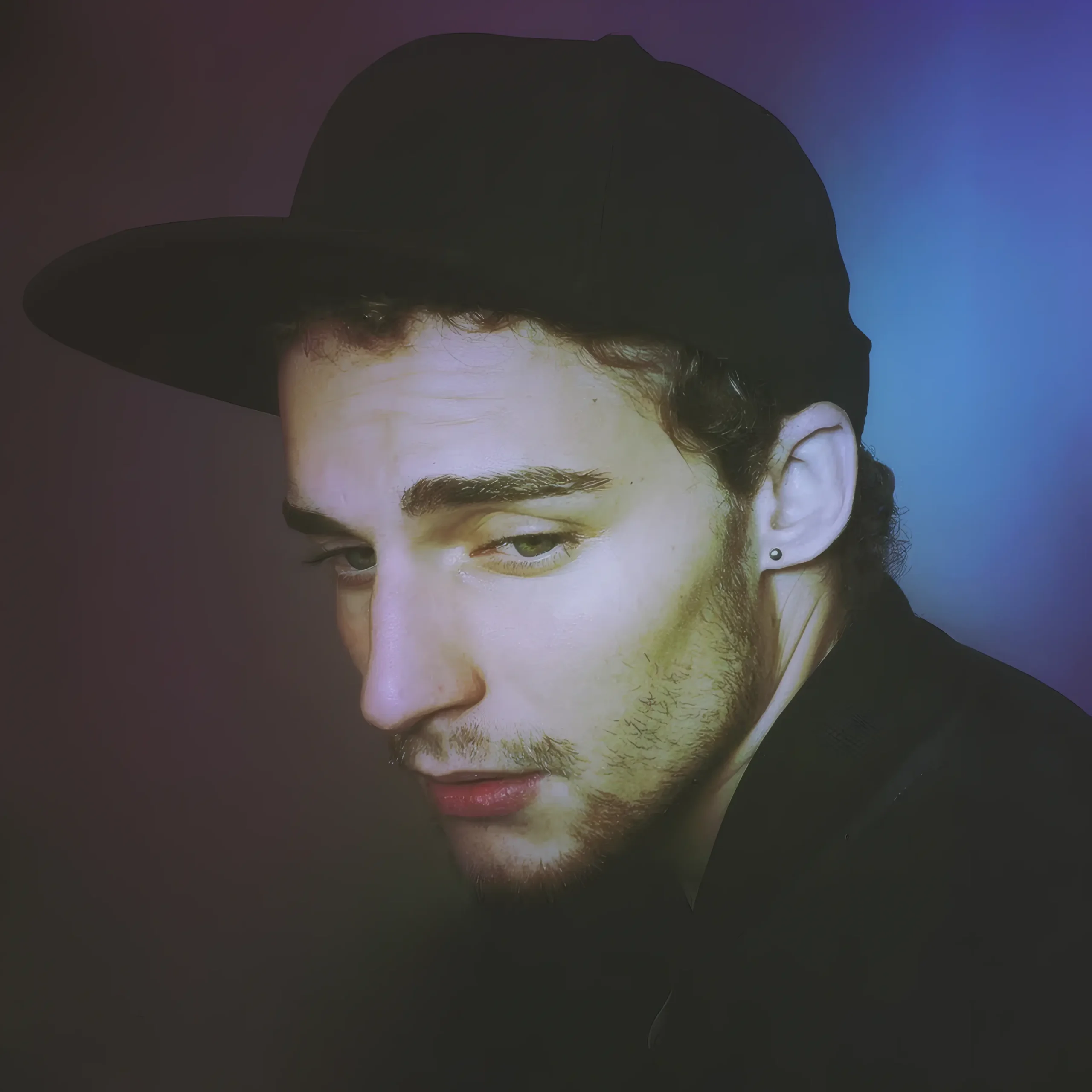 Eriq Cobra é escritor gay e autor de livros LGBT.