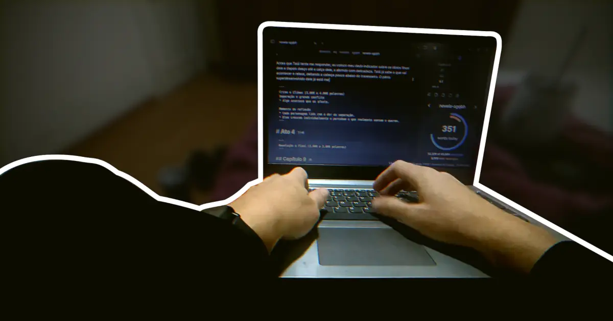 Foto das mãos do Eriq Cobra digitando no teclado do laptop.